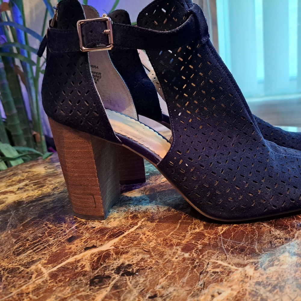 Crown and ivy blan and tan heels